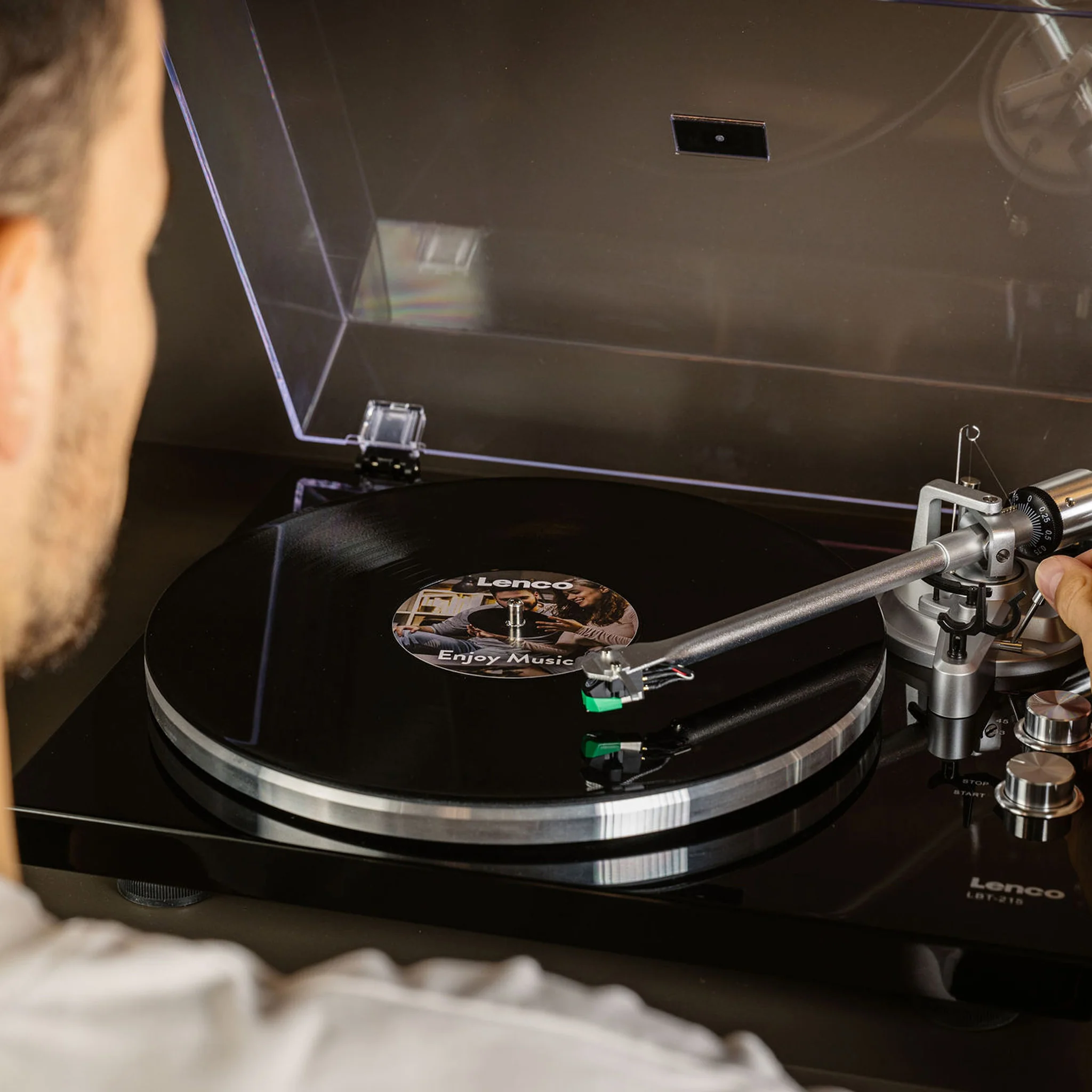 LENCO LBT-215BK - Platenspeler met Bluetooth® en een metalen draaiplateau, toonarm en contragewicht - Exclusieve Piano Black kleur - Image 24