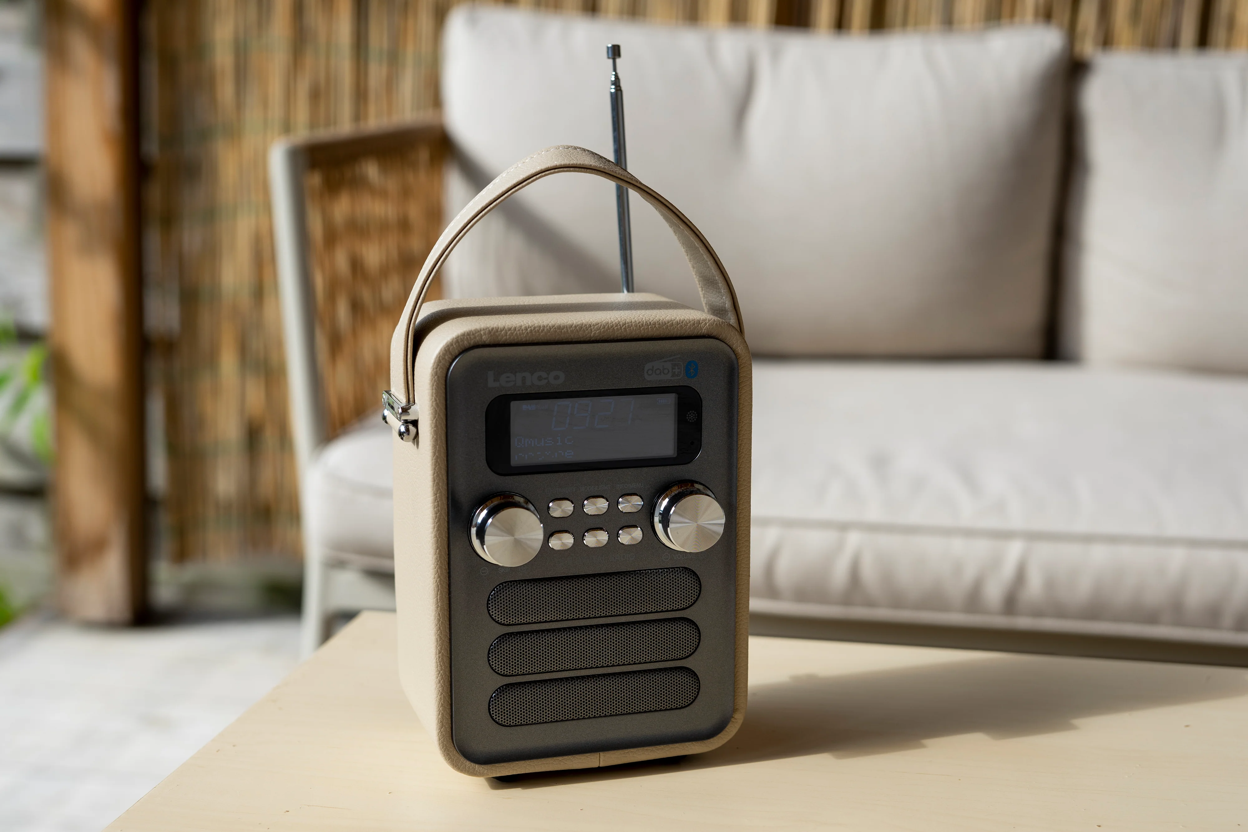 LENCO PDR-051TPSI - Draagbare DAB+ FM Radio met Bluetooth® en AUX-ingang, oplaadbare batterij - Taupe - Image 12