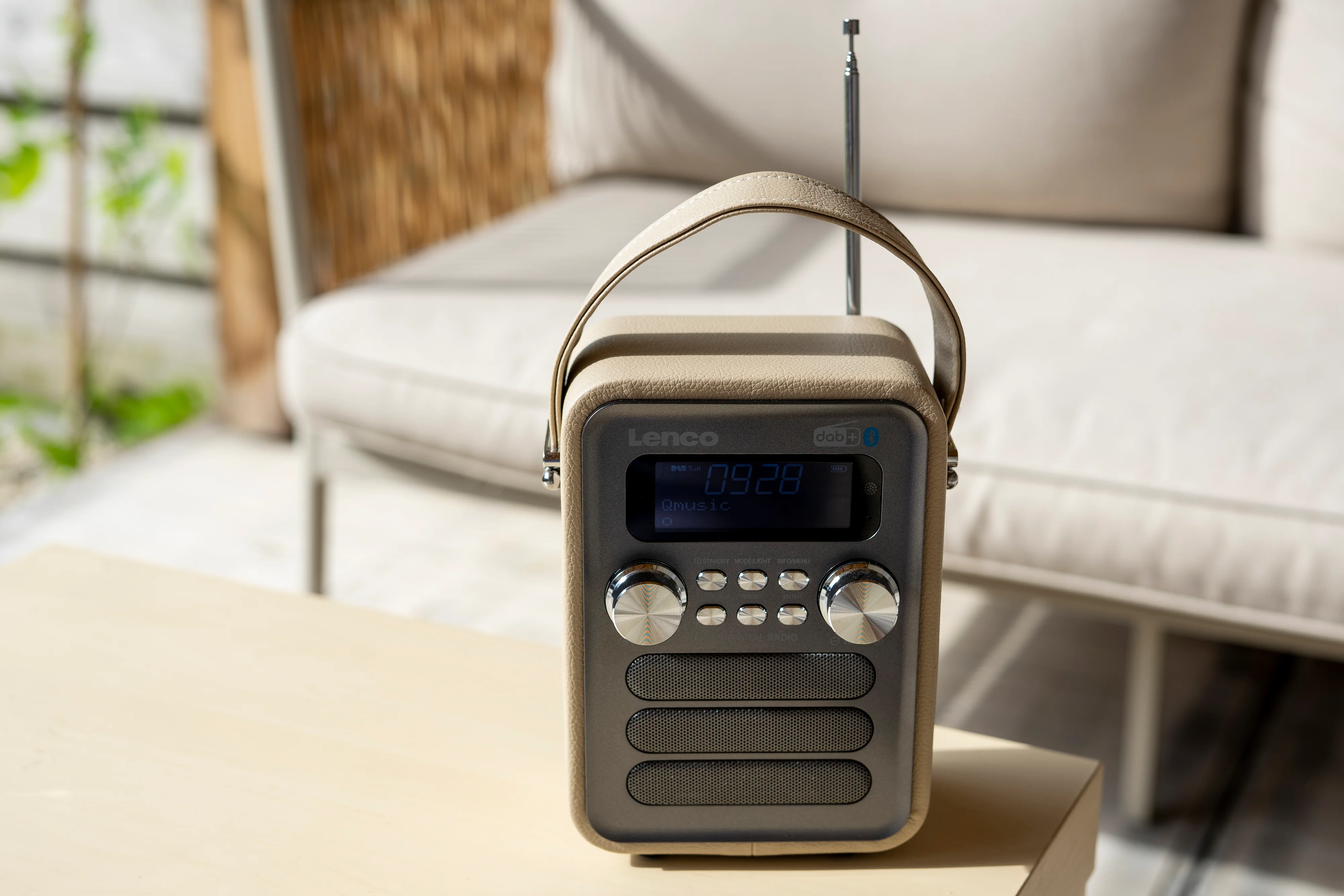 LENCO PDR-051TPSI - Draagbare DAB+ FM Radio met Bluetooth® en AUX-ingang, oplaadbare batterij - Taupe - Image 13