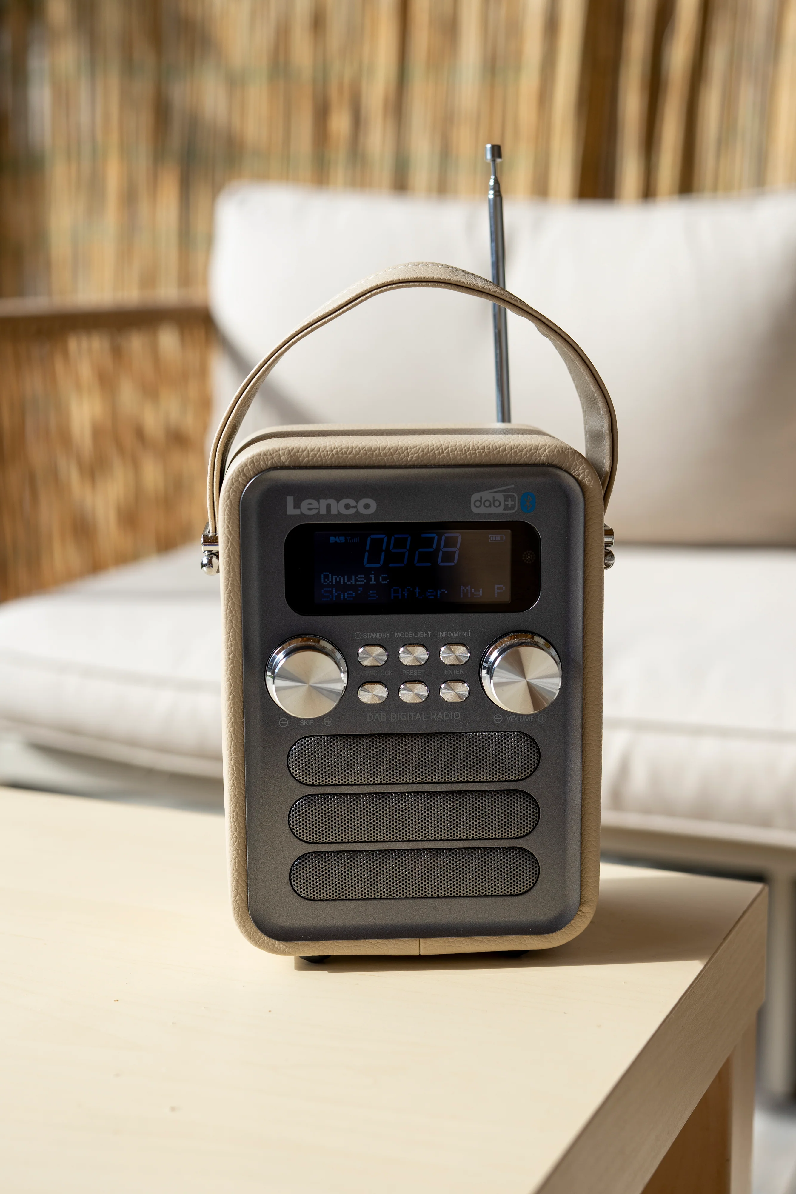 LENCO PDR-051TPSI - Draagbare DAB+ FM Radio met Bluetooth® en AUX-ingang, oplaadbare batterij - Taupe - Image 17
